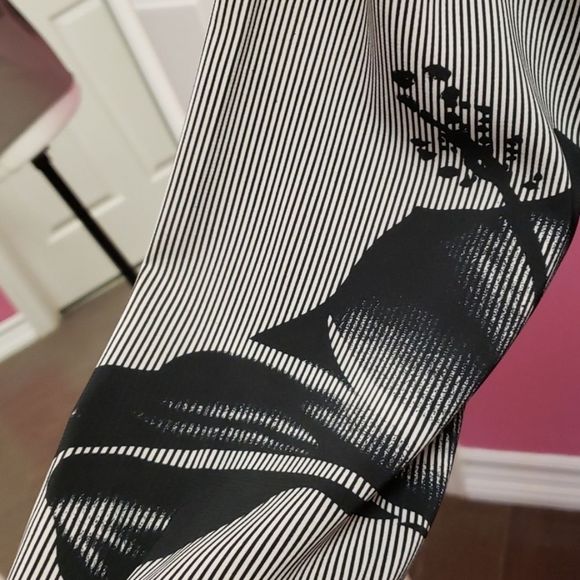 NWOT 🖤🤍🖤Mantles B&W Print Shirt Blouse Top - Picture 7 of 10